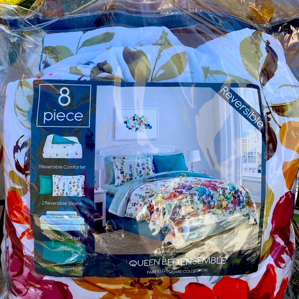 Comforter blanket with two pillows cover.